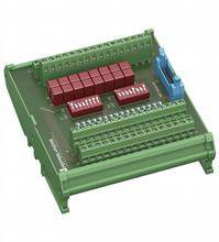 Et grønt elektronisk kredsløbskort med røde og blå komponenter, bruges til forbindelse og styring af elektriske kredsløb.