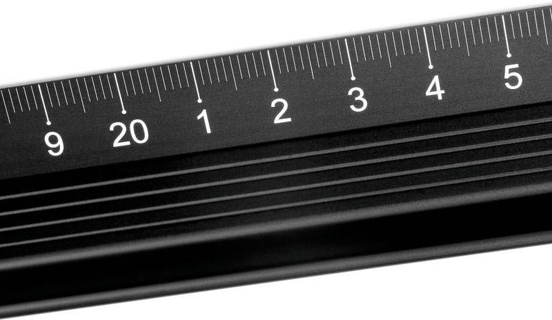 Et sort lineal i nærbillede viser centimeter- og millimetermålinger fra 9 til 25.