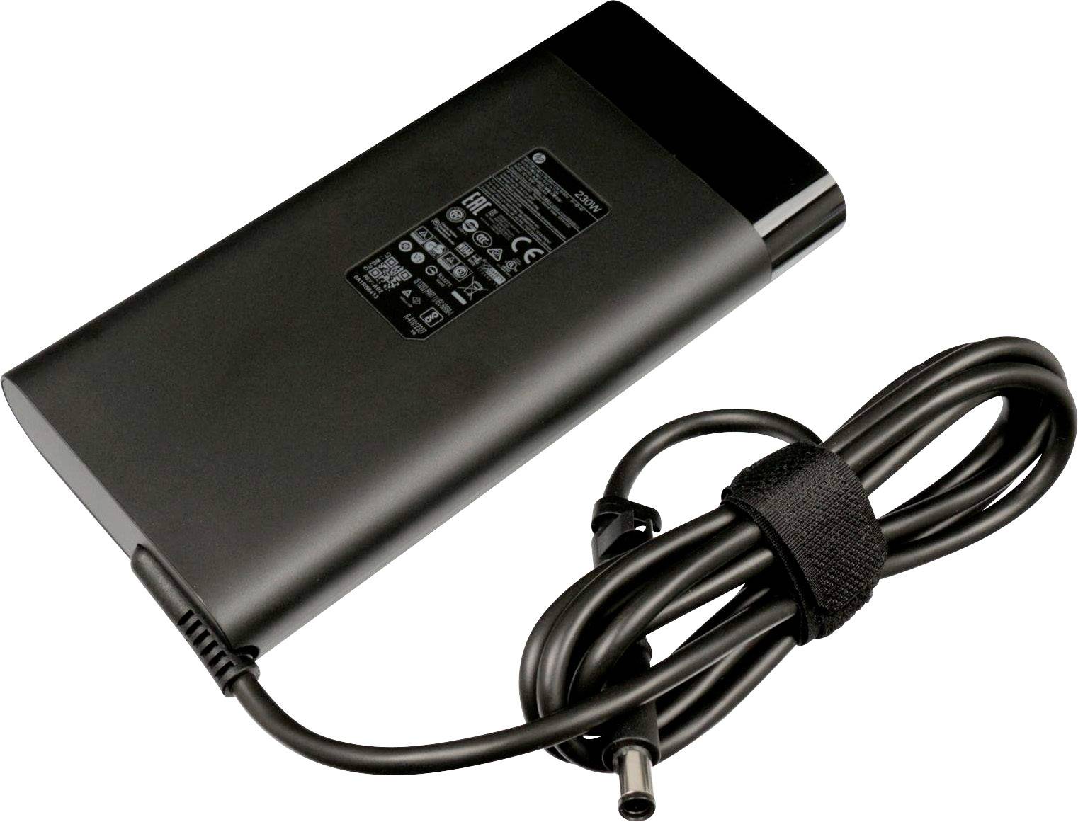 Et sort laptop-oplader med netledning, samlet med en velcrolukning. Tekniske specifikationer på opladeren.