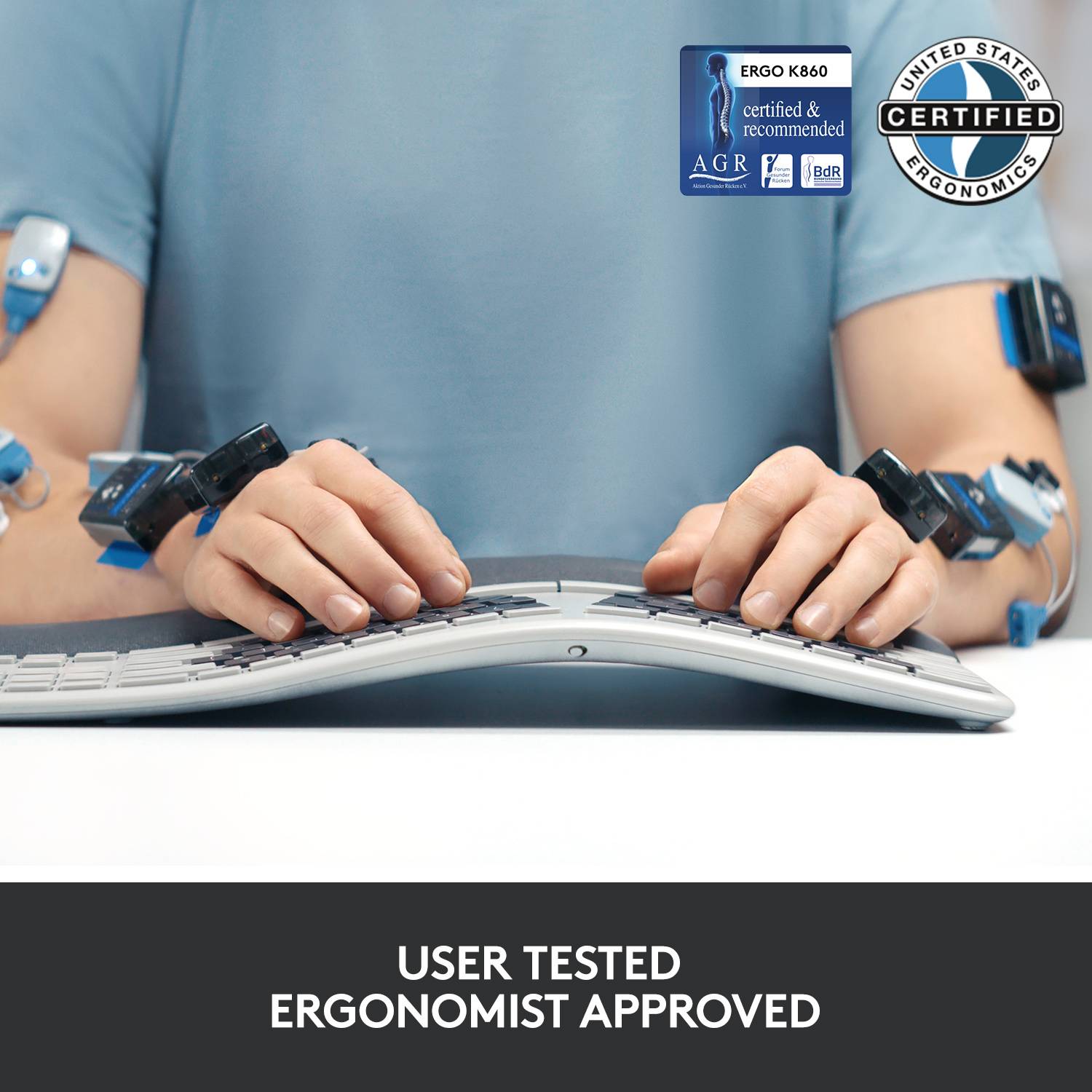 En person taster på et ergonomisk tastatur. Tekst: 'Testet af brugere, anbefalet af ergonomer'. Ergonomi-mærke øverst i højre hjørne.