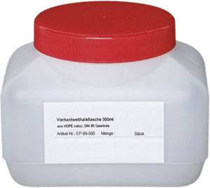 Hvid plastikflaske med rød skruelåg. Etiket med tekst: 'Firkantet bredhalset flaske 500 ml...'.