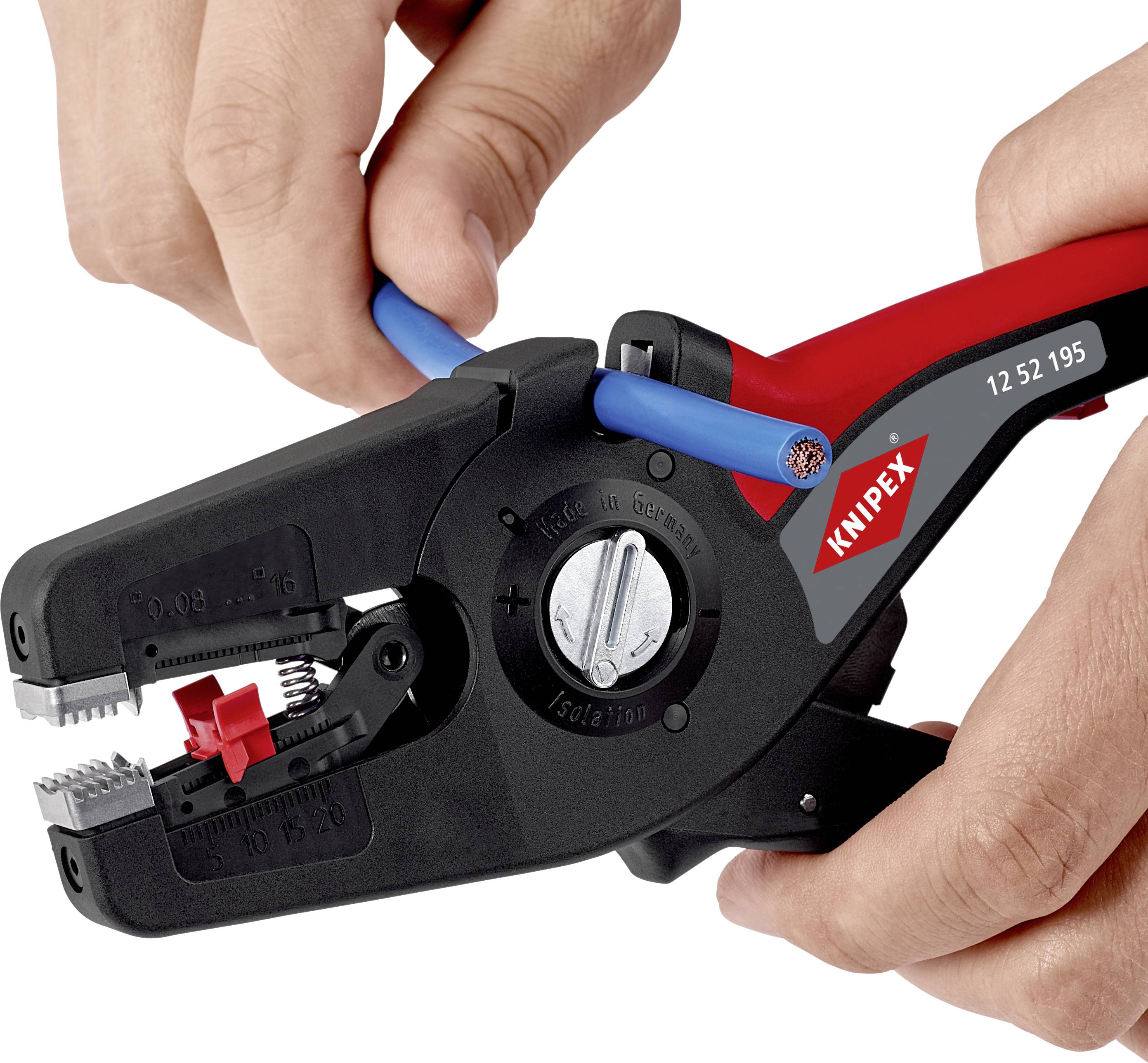 Tang i hånden, der afisolerer et blåt kabel. Værktøj fra Knipex, modelnnummer synligt. Fokus på præcis ledningsbehandling.