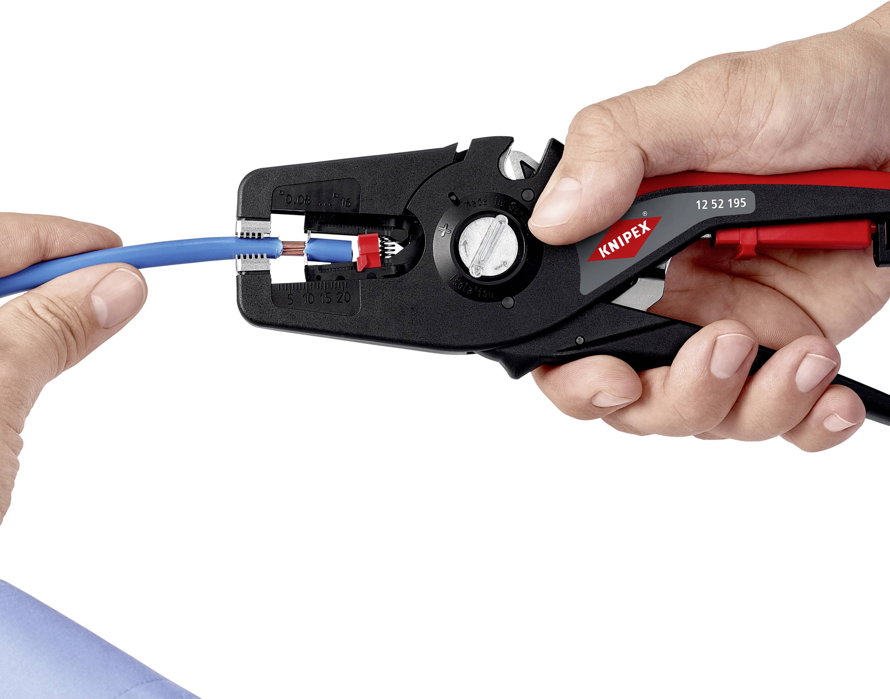 En person holder en kabeltang for at klippe et blåt kabel. Tangen har en rød markering med påskriften 'Knipex'.