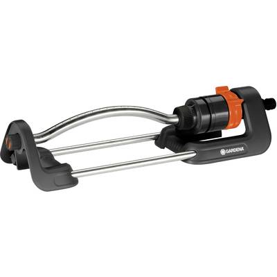 En plænespredder til ensartet vanding, sort og orange, med metalramme og justeringshjul til regulering af vandfordeling.