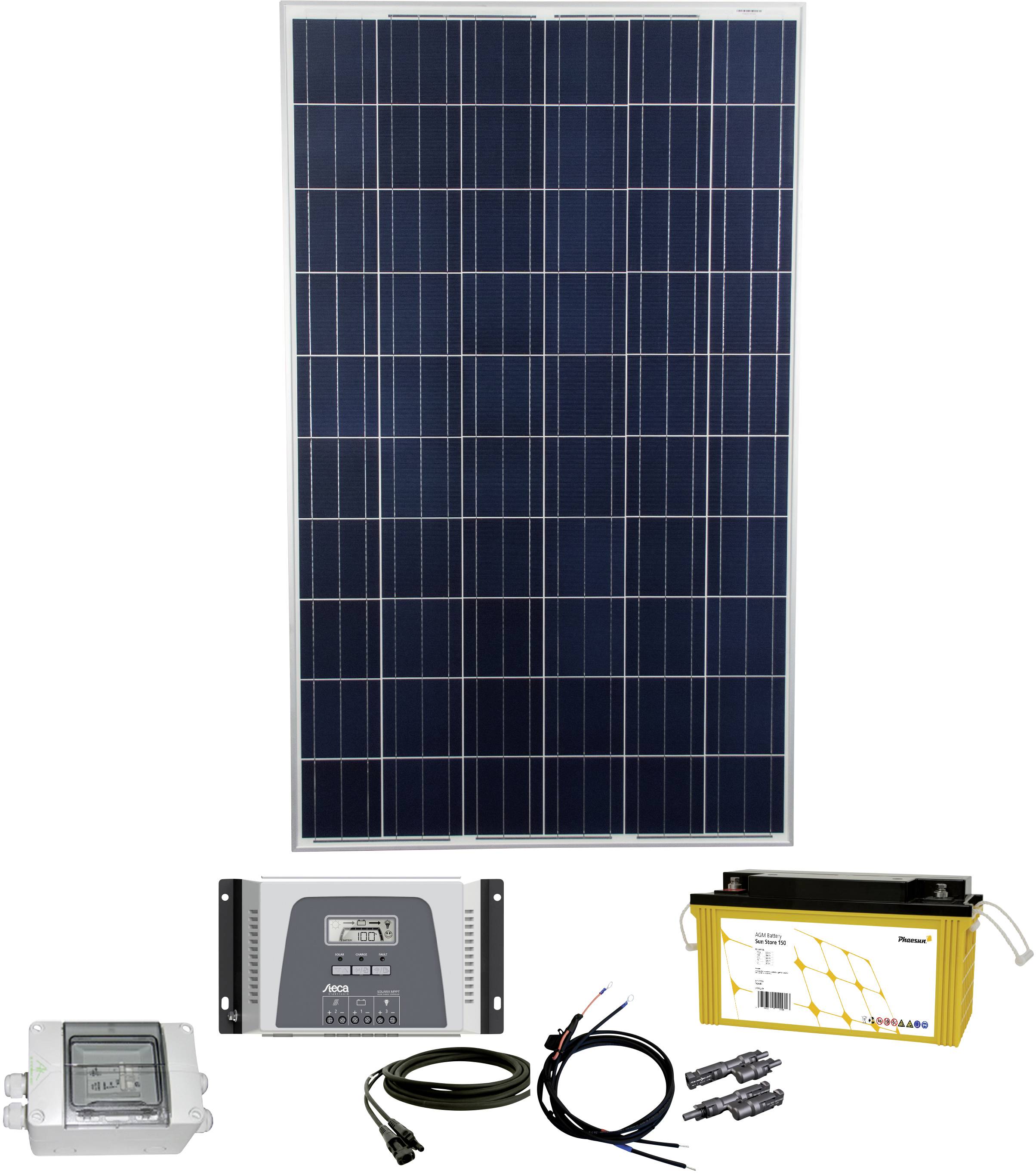 Solenergianlæg inklusive solpanel, laderegulator, batteri, kabler og tilslutninger vist på hvid baggrund.