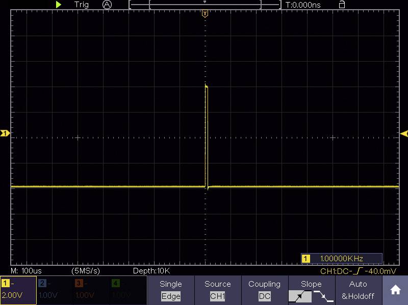Oscilloskop-skærmen viser et enkelt gult signalpuls, vertikal skala 2V/div, vandret 5ms/div, frekvens 1000 kHz.