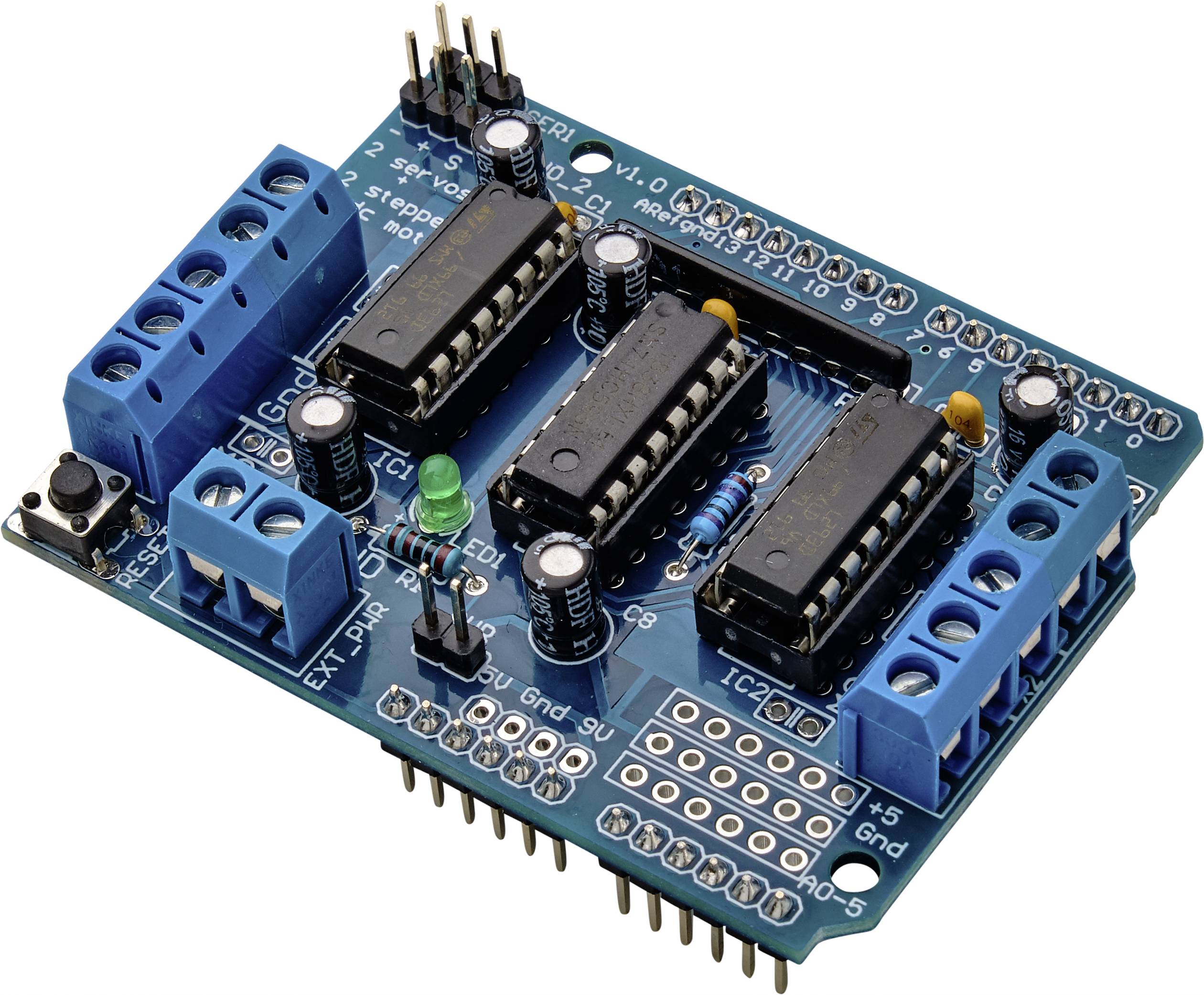 Arduino-shield med mikrochip-stikpladser og tilslutninger, på et blåt printplade med mærkninger og forskellige komponenter.