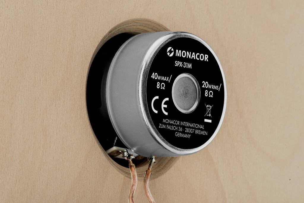 Højttalerdrive monteret i et træhus, mærket 'MONACOR SPX-31M, 40W MAX, 8Ω, 20W RMS, 8Ω'.