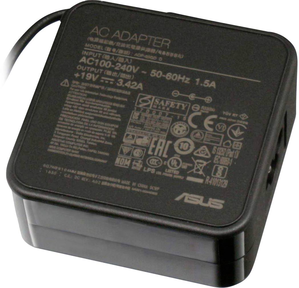 Sort netadapter med påskriften 'AC Adapter', oplysninger om indgangs- og udgangsspænding, sikkerheds- og certificeringssymboler.