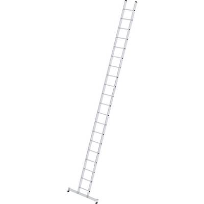 En lang, skråtstillet aluminiumsstige med sprosse, der støttes op mod et usynligt punkt foran en hvid baggrund.