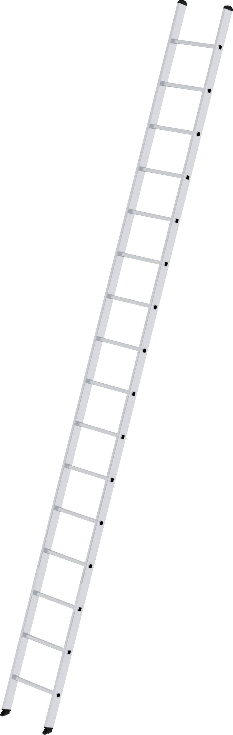 En lang, sølvfarvet aluminiumsstige med skridsikre sorte fodkapper, der læner sig op ad en hvid væg.