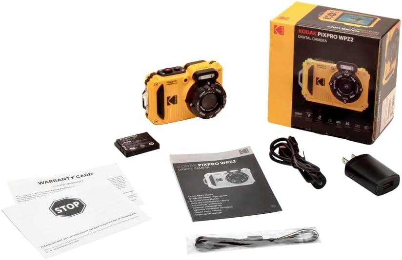 Digitalkamera Kodak PIXPRO WPZ2 i gul farve med emballage, batteri, oplader, USB-kabel, brugervejledning og garantikort.