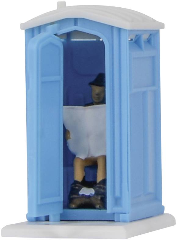 En miniaturfigur sidder i et blåt mobilt toilet, holder en avis og har en hat på.