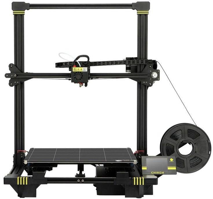 En 3D-printer med sort ramme og filamentrullen placeret ved siden af, klar til at printe.