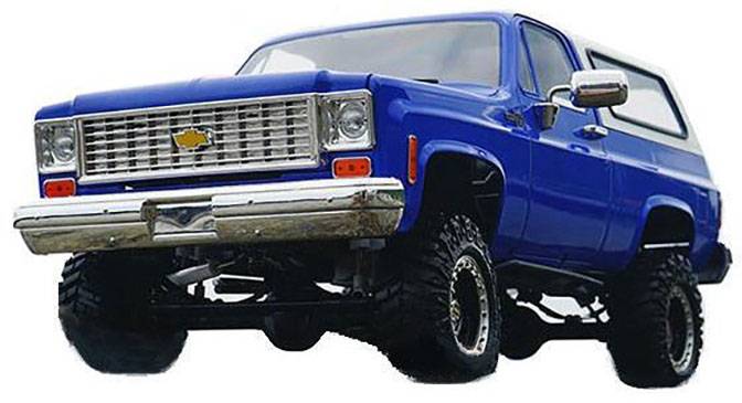 En blå, robust pickup-truck med forhøjet undervogn og store dæk. Forfra viser den et markant gitter og logo.