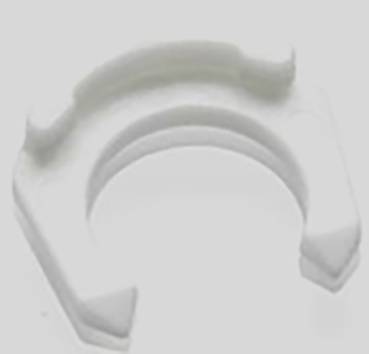 En hvid, halvrund plastikdel med to vinklede ender, muligvis en klemmeenhed eller forbindelseselement.