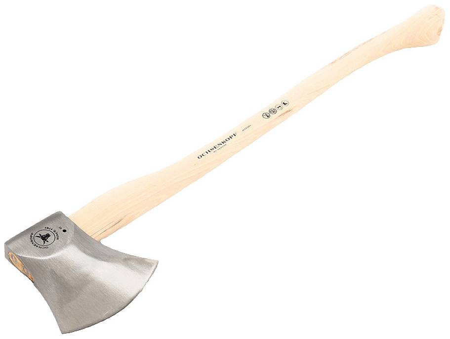 Træøkse med lang, lys træskaft og metaløksehoved, egnet til at hugge brænde.