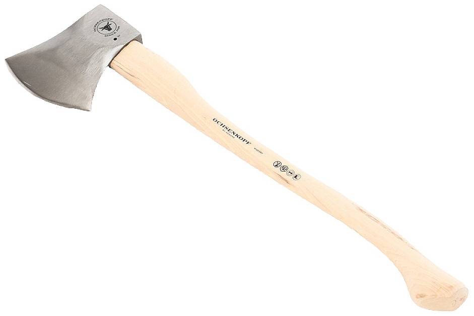 En økse med træhåndtag og metalblad, liggende. Egnet til træhåndværk eller som udendørs værktøj.