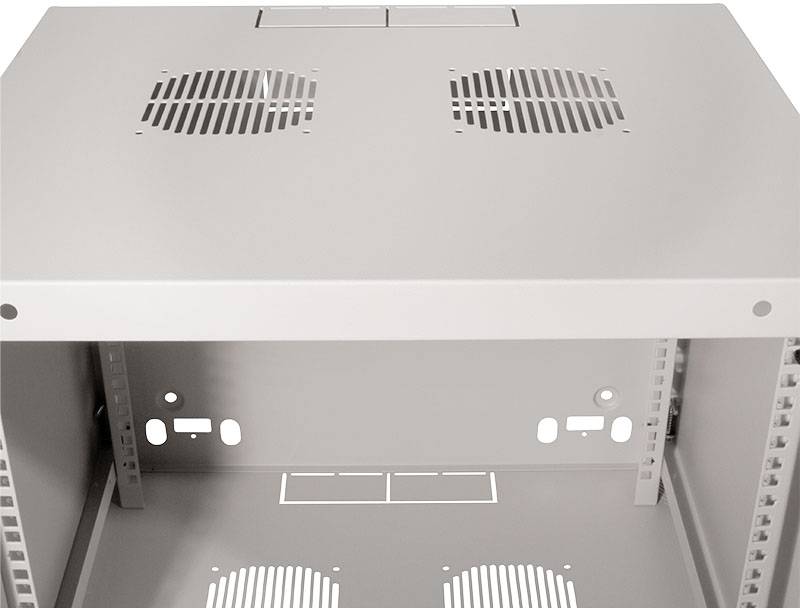 Et gråt metalkabinet med ventilationssprækker og runde huller øverst, egnet til montering af elektroniske komponenter.