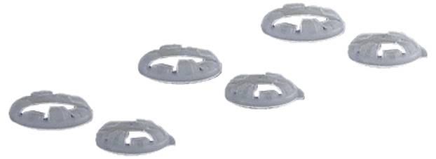 Seks grå plastikringe i en diagonal formation på hvid baggrund.