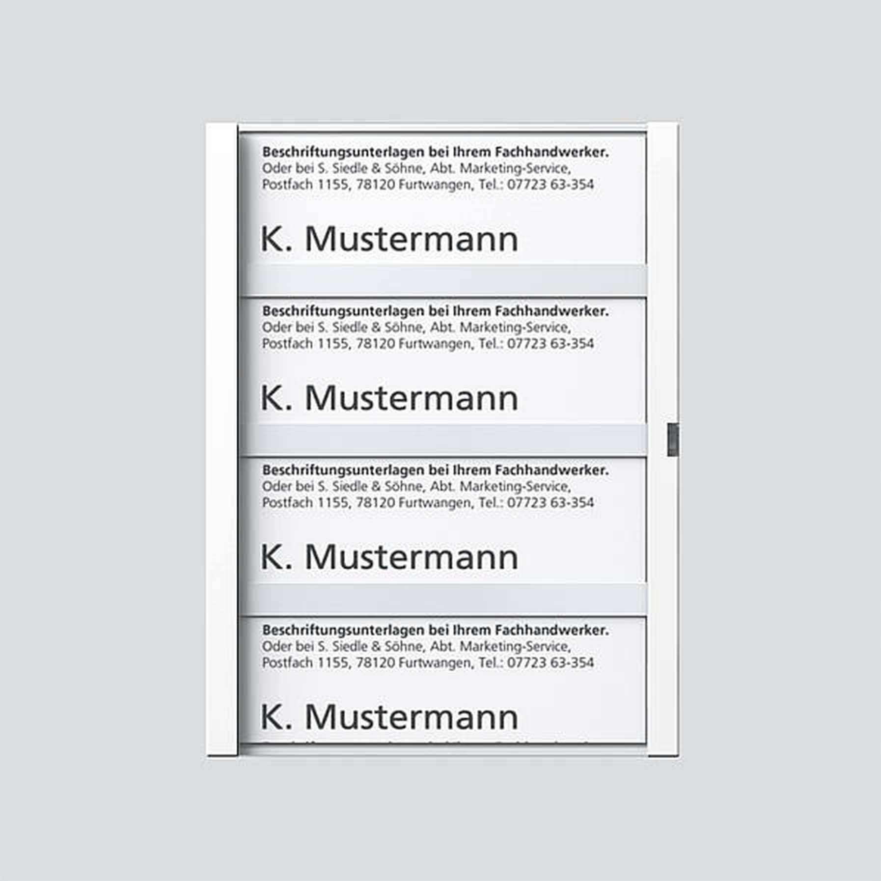 Flere navneskilte ved døren med navnet 'K. Mustermann' og kontaktoplysninger for en marketingservice i Furtwangen.
