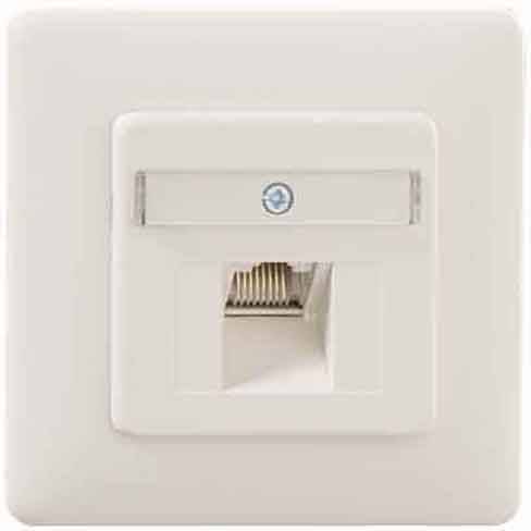 En hvid vægstikdåse med en Ethernet-port, egnet til netværksforbindelser i bolig- eller kontormiljøer.