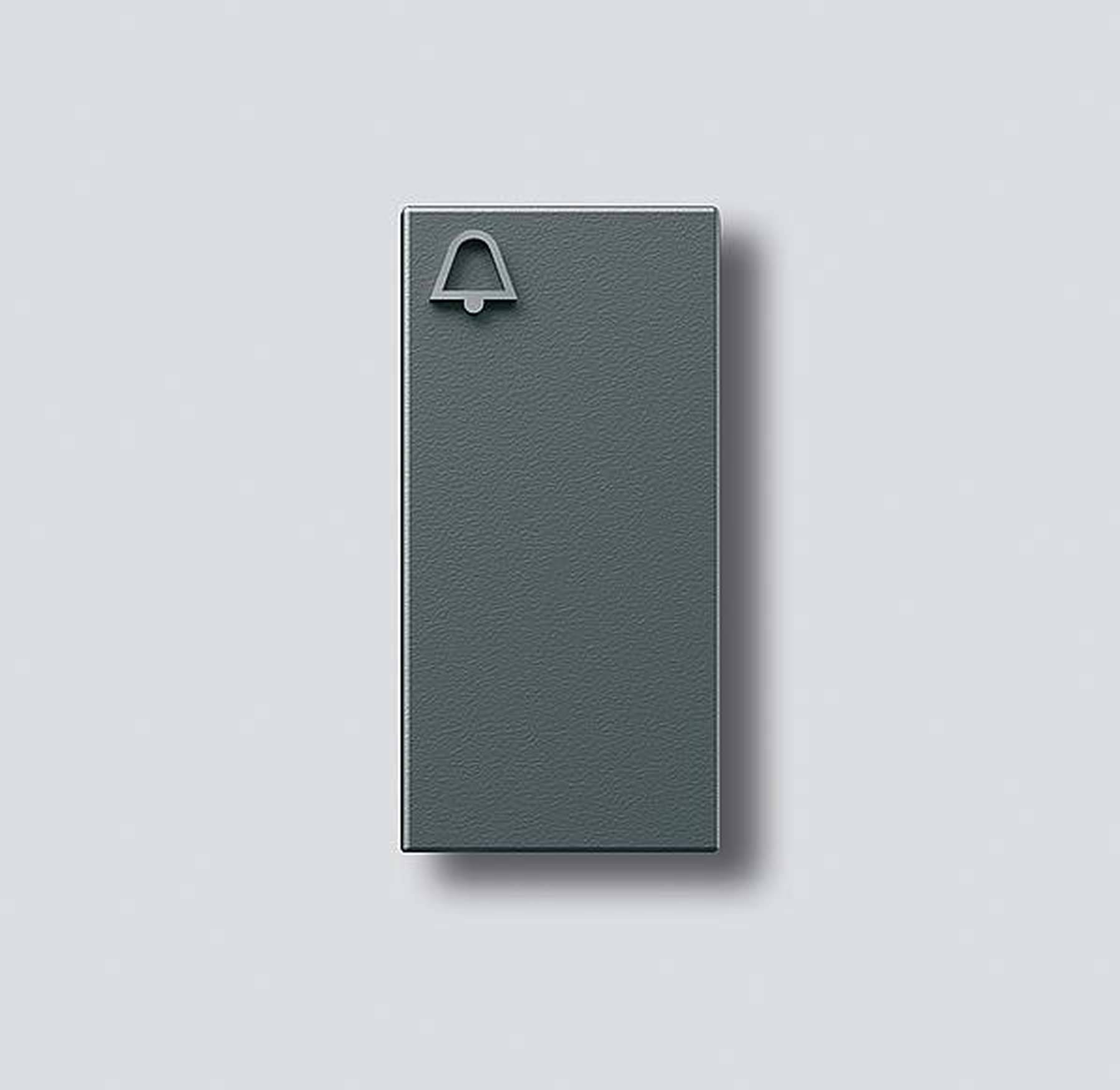 Mørkegrå rektangulær panel med klokkeikon øverst til venstre, foran grå baggrund.