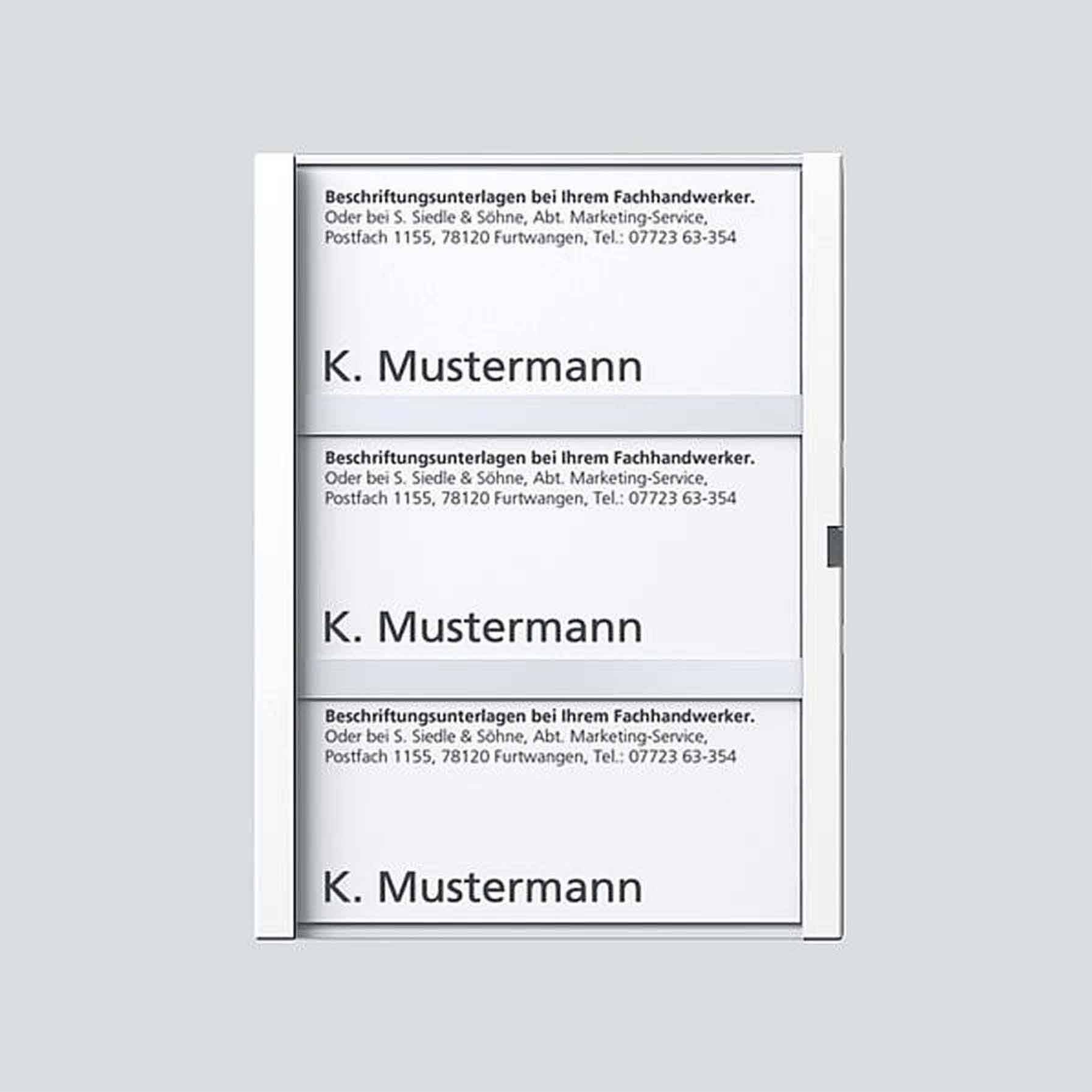En forsendelsesemballage med navnet 'K. Mustermann' på flere etiketter. Adresse og kontaktoplysninger til forsendelse.