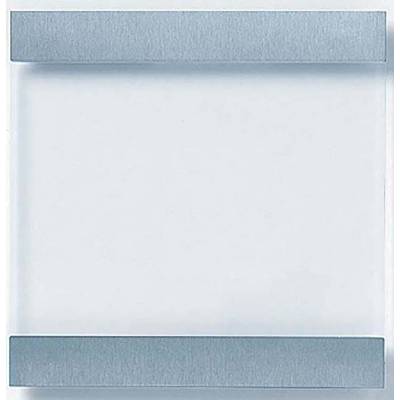 En kvadratisk, gennemsigtig glasblok med to vandrette, sølvfarvede striber øverst og nederst. Minimalistisk designobjekt.