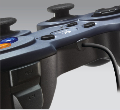 En grå, ledningsforbundet videospilscontroller med flere knapper og to joysticks, set fra siden, der viser skulderknapperne.