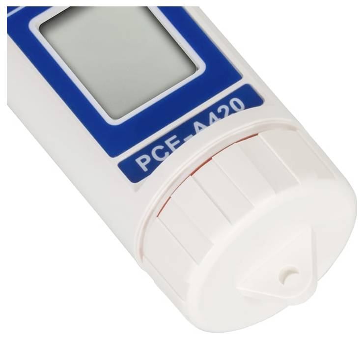 Tætbillede af en håndholdt digital enhed med en tom LCD-skærm, blå bezel og hvidt rotationsføler-låg mærket 'PCE-4A20'.
