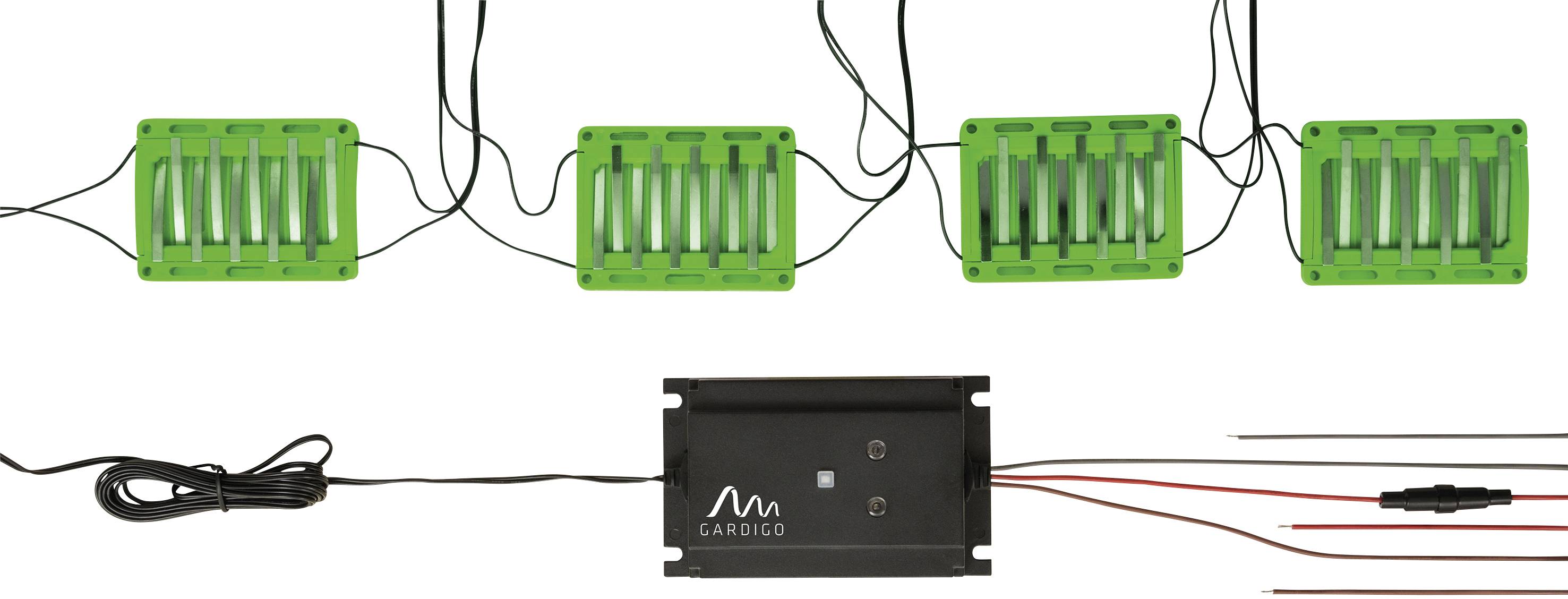 Fire grønne sensorplader er forbundet med en sort enhed. Kabler løber mellem disse komponenter.