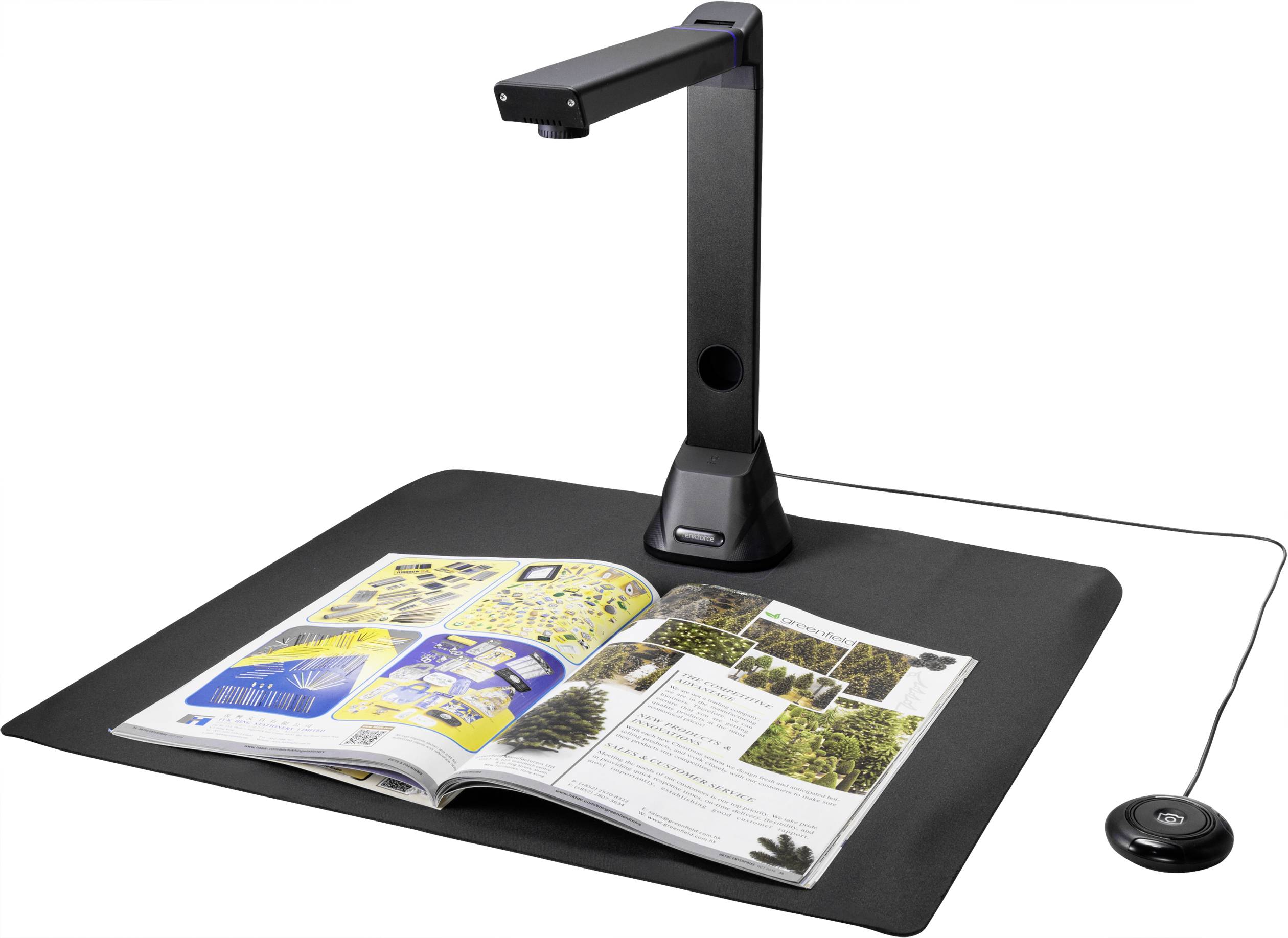 En dokumentscanner digitaliserer en opslået bog. På bogsiden ses tekster og illustrerede artikler.