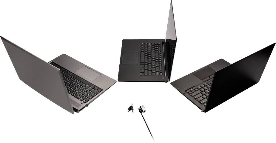 Tre bærbare computere arrangeret i en cirkel med skærme let åbne. I forgrunden ligger sorte høretelefoner på en hvid overflade.