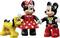 Minnie og Mickey Mouse holder hinanden i hånden. Pluto, hunden, står ved siden af. Alle figurer er lavet af LEGO og farvelagt i forskellige farver.