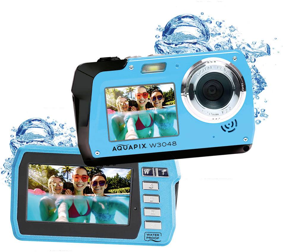 Vandtæt digitalkamera Aquapix W3048, blå, med dobbeltdisplay. Velegnet til optagelser under vand, viser glade personer ved stranden.