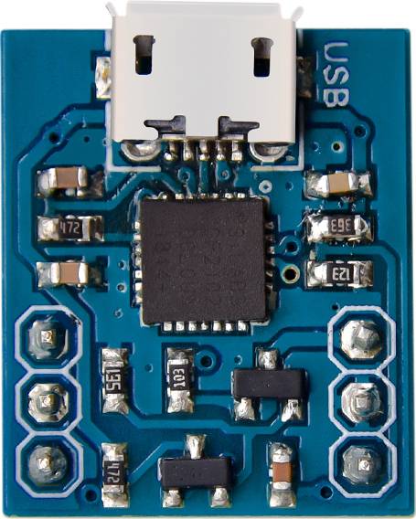Elektronisk printplade med USB-port og flere komponenter.