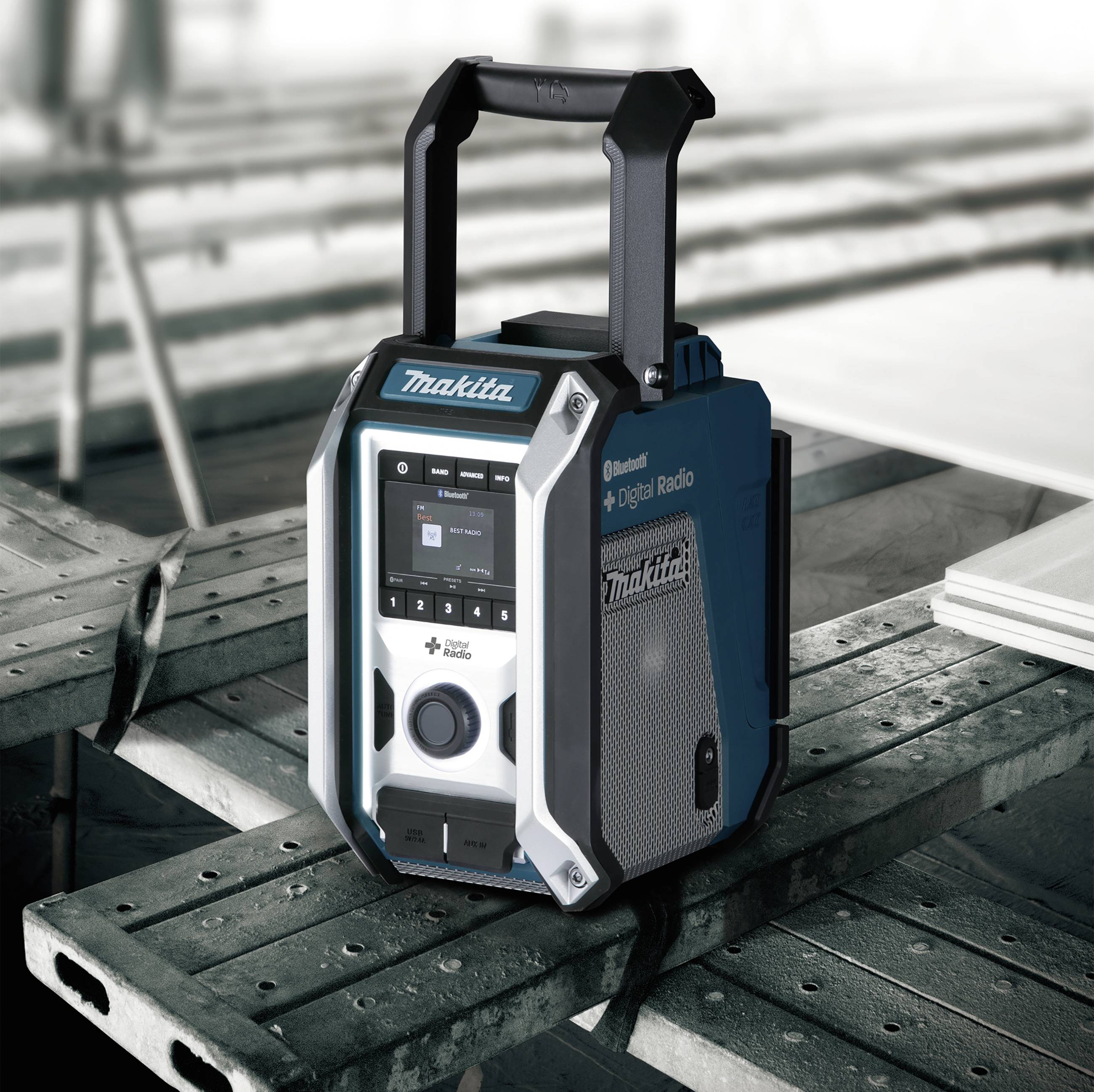 En bærbar, robust byggepladseradio på en metalstativ, egnet til udendørs brug, med Bluetooth-funktionalitet.