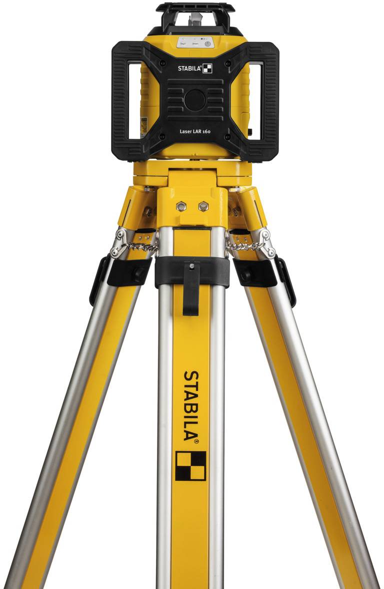 Stativ med monteret rødt lasernivelleringsinstrument fra mærket Stabila, som bruges til præcis opmåling og nivellering på byggepladser.