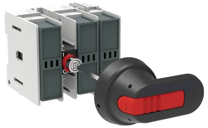 Grå-rød kontakt med drejehåndtag monteret på en elektrisk betjeningsenhed. Håndtaget er stort og sort med røde accenter.