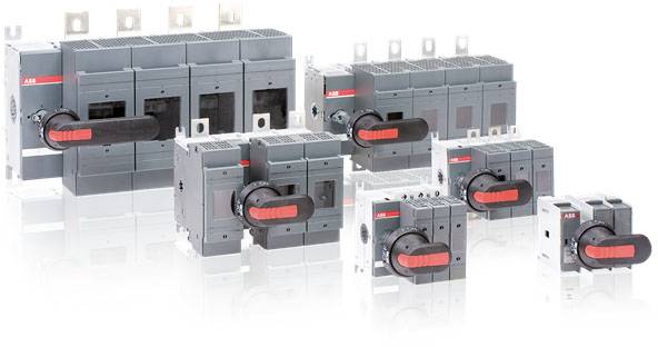 En række elektriske kontakter i forskellige størrelser med rødt håndtag, monteret på metalplader foran en hvid baggrund.