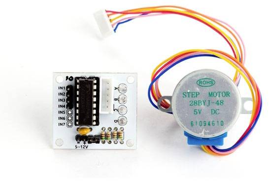 Stepmotor med driver. Venstre: Kontrolpanel med tilslutninger. Højre: Rund stepmotor, påskrift 'STEP MOTOR 28BYJ-48 5V DC'.