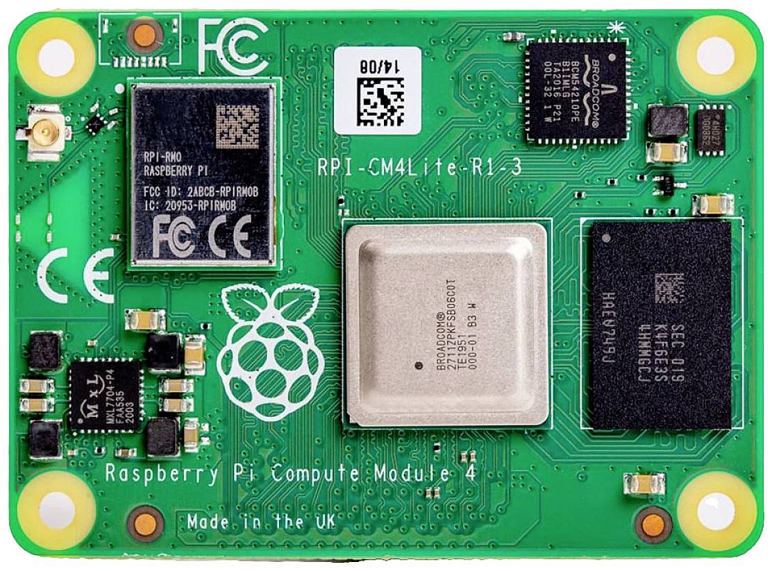 Raspberry Pi Compute Module 4 på grønt print med hovedprocessor og hukommelseschips, logo og betegnelse synlig øverst.