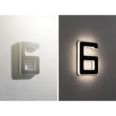 Et lysende husnummer '6' på en væg, vist ved dagslys og om natten, med en skyggeeffekt og indirekte belysning.