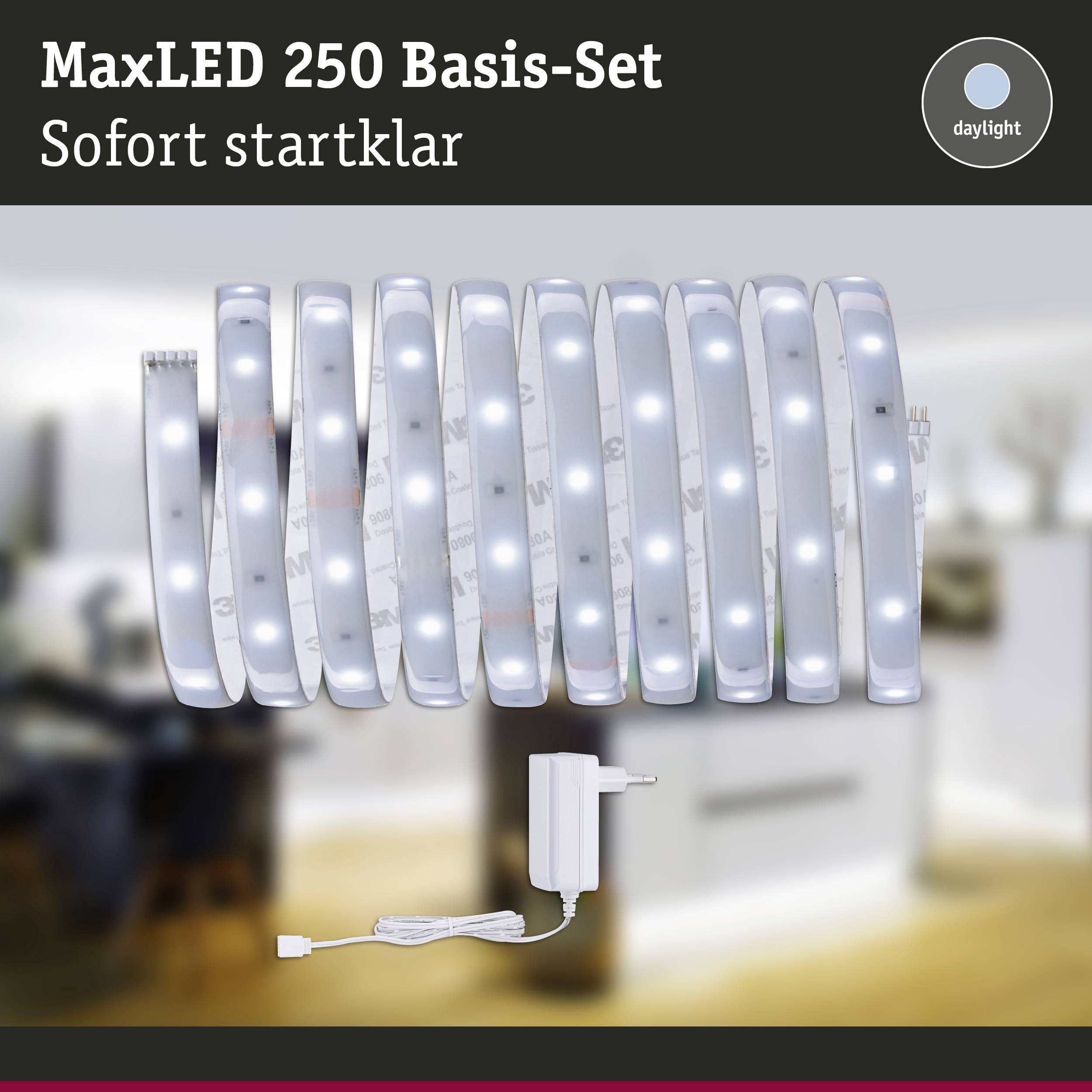 MaxLED 250 Basis-sæt med LED-lysstribe og strømforsyning. Tekst: 'Klar til brug med det samme'. Sløret baggrund.