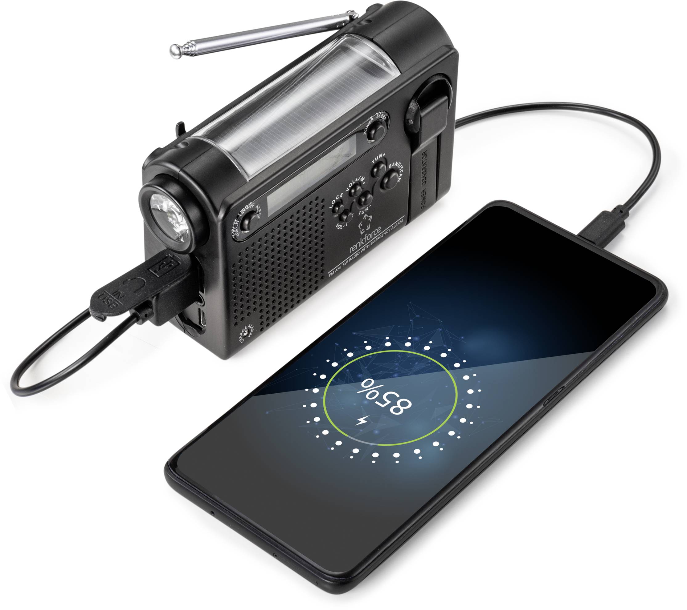 Et erstatningsradio oplader en smartphone. Mobiltelefonen viser '85% opladet' på skærmen. Radioen har en antenne og håndtag til manuel opladning.