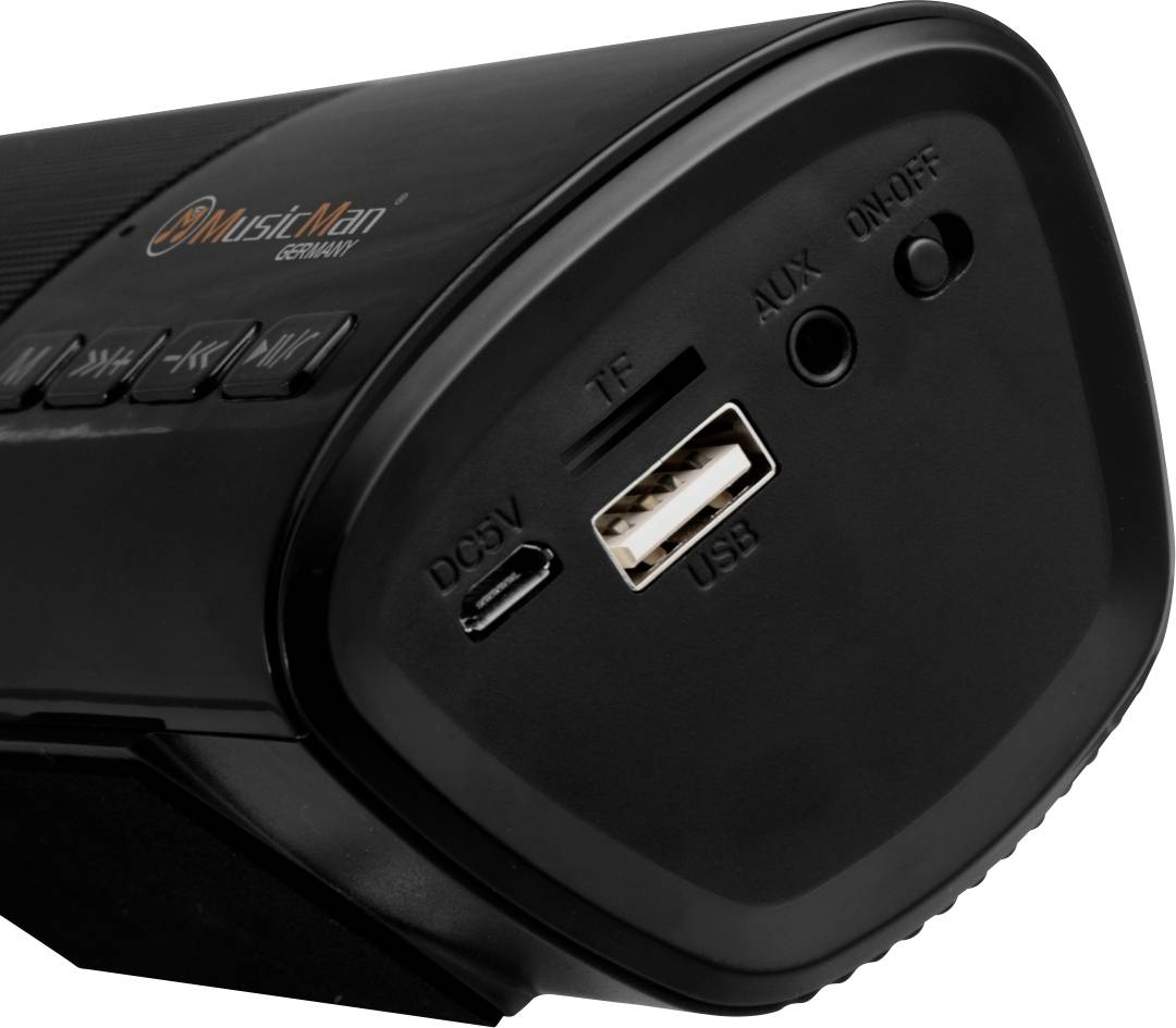 Sort bærbar højtaler med tilslutningsmuligheder: DC5V, TF-kortplads, AUX og USB. Varemærkelogo øverst til venstre.