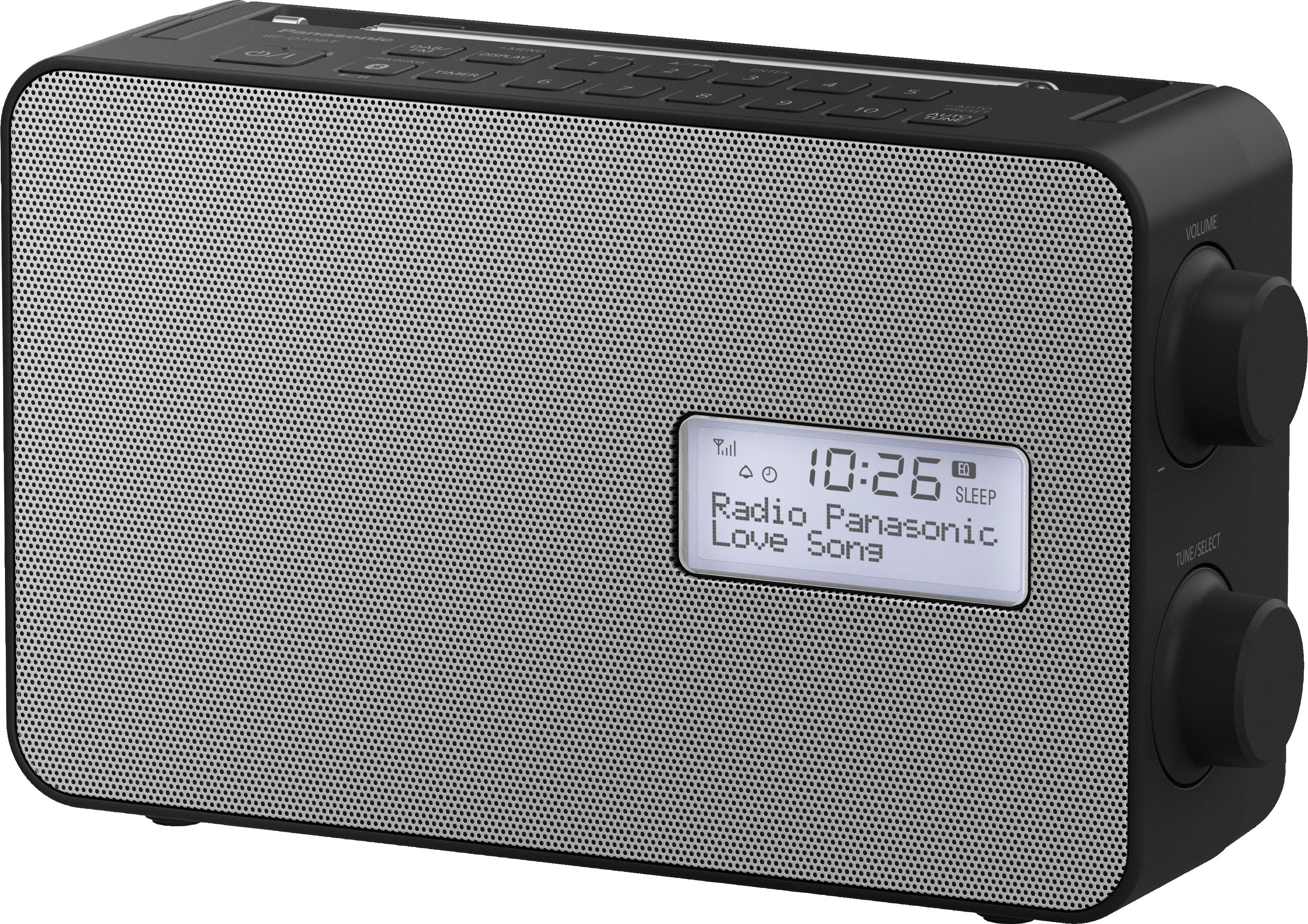Sort digitalradio med grå højttalergitter og display. Viser '10:26', 'Radio Panasonic', 'Love Song'. To drejeknapper på siden.