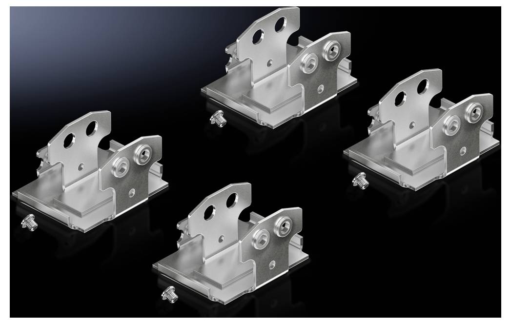 Fire sølvfarvede metalbeslag på sort baggrund, symmetrisk arrangeret. De viser forskellige perspektiver.