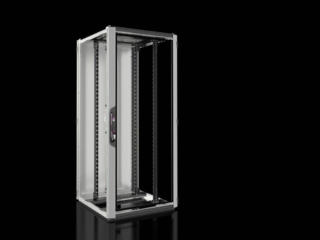 Et fritstående, tomt serverrack-stel af metal på sort baggrund, klar til installation af IT-udstyr.